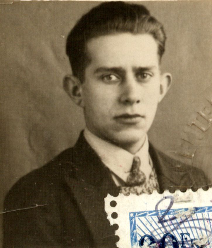 David de Vries. Borgerhout. Journalist. Gehuwd. Verzetsgroep Onafhankelijkheidsfront. Sluikpers. Sabotage. Opsluiting in Fort Breendonk en Kazerne Dossin. Deportatie concentratiekampen Auschwitz, Neuengamme en Bergen-Belsen. David sterft er in '45. 32 jaar. 
#heldenvanhetverzet