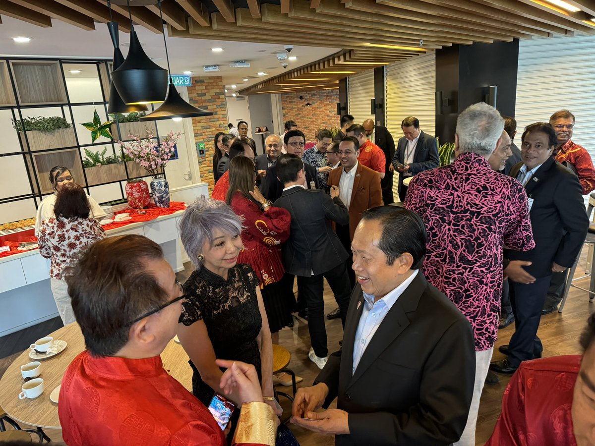 ahmadmaslan's tweet image. Di Menara #Maxis, saya terima undangan DS Malik Abdullah Presiden FMBA Federation of #Malaysian Business Associations. Sambutan Thn Baru #Cina.

Saya sebut jumlah terkini penduduk 34.2 juta, pertumbuhan ekonomi 5.0%, kadar pengangguran 3.1% &amp;amp; inflasi 1.7%. Bukti2 ekonomi yg baik.