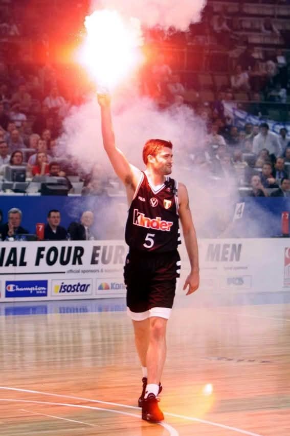 🤍 Leggenda virtussina 🖤 

🏆x4 Scudetti
🏆x1 EuroLega
🏆x1 Coppa Italia 
🏆x1 MVP Serie A 
🥉 3° miglior marcatore all-time Virtus