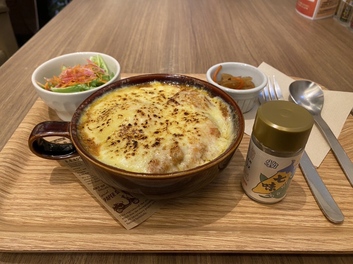 #ゲキメシ
📍横町カフェ

長野県名物、八幡屋礒五郎のカフェです！
写真は、冬季限定の赤カレー🍛
お肉がホロホロ！
横町カフェが調合したオリジナルの七味も、爽やかな風味でカレーとの相性抜群で最高でした！

本公演のチラシも置かせて頂き、ありがとうございました！

🌺quartet-online.net/ticket/haibisu…
