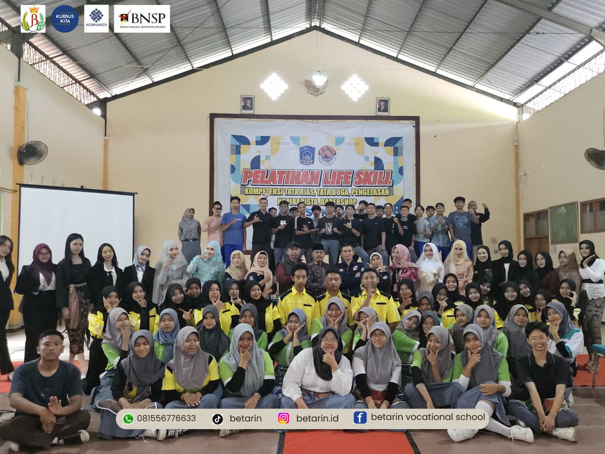 Betarin_id's tweet photo. Pelatihan Life Skill Kompetensi Barista, Barber, &amp; Tata Rias SMAN 1 SUKOMORO bersama Betarin Vocational School resmi ditutup. Semoga ilmu yang telah dipelajari tidak hanya menjadi pengetahuan, tetapi juga menjadi keterampilan yang membawa manfaat bagi diri sendiri dan orang lain. https://t.co/RUXCRbyvcN