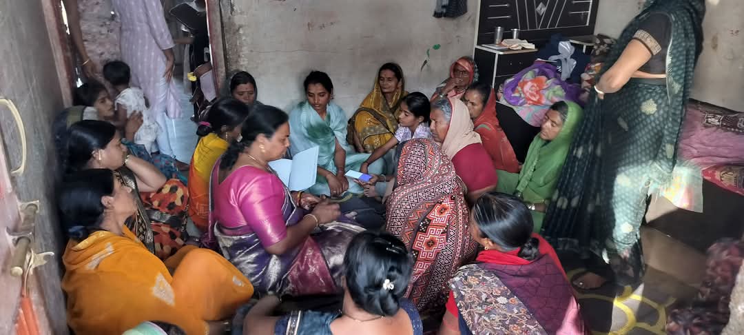 ShaliniBundhe's tweet photo. दि.25 फेब्रुवारी 2025, गोळेगांव,ता.भोकरदन, जि.जालना दु:खद घटना घडल्यामुळे धनवई कुंटुंबांच्या घरी सात्वंनपर भेटबुलढाणा जिल्हात रस्त्याच्या पूलाचे काम सुरु असतांना रात्री  पत्र्याच्या सेडमध्ये मजूर झोपले असतांना रेतीचा टिप्परने रेती अंगावर पडल्यामुळे 5 जणांचा जागीच दबून मृत्यू... https://t.co/3puVTnEEbA