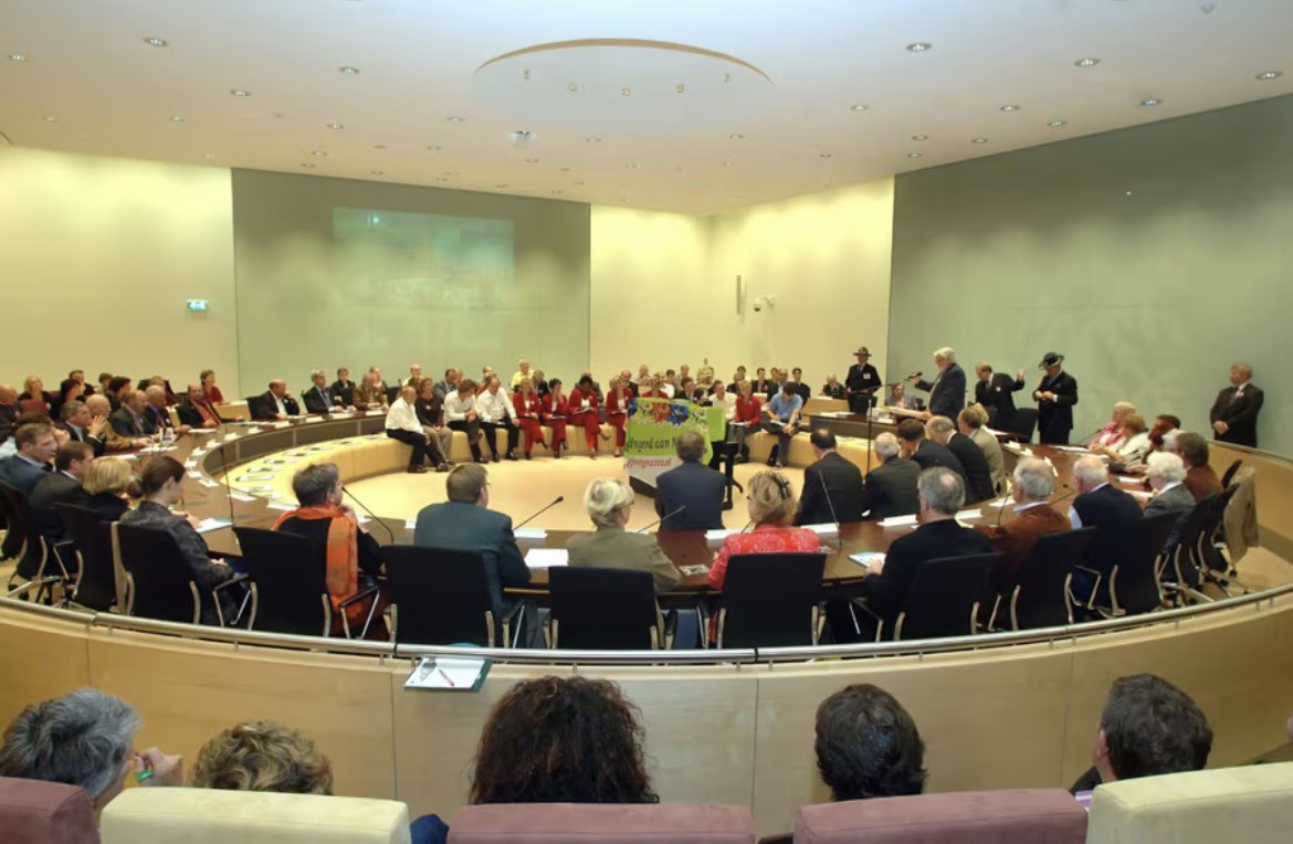 Iedereen zeikt op <a href="/GLNijmegen/">GroenLinks Nijmegen</a>  #Nijmegen . Alles wat ze veranderen doen ze omdat ze 9 zetels hebben, dit betekend dat ze al jaren een betrouwbare ( studenten) aanhang hebben. Dit kun je alleen veranderen door in 2026 massaal te gaan stemmen. Met 49% van de stemgerechtigden wordt