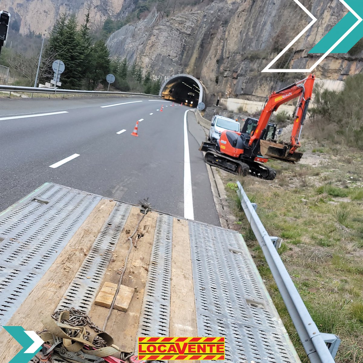 LocaventeOff's tweet photo. [LIVRAISON]

Livraison de notre mini pelle 8T Kubota au niveau du tunnel du Pas de l’Escalette 🔥

Encore une belle livraison pour notre agence de Millau 🤝

Merci à Thibault pour le cliché 🤌 https://t.co/9kEyPe9mPq