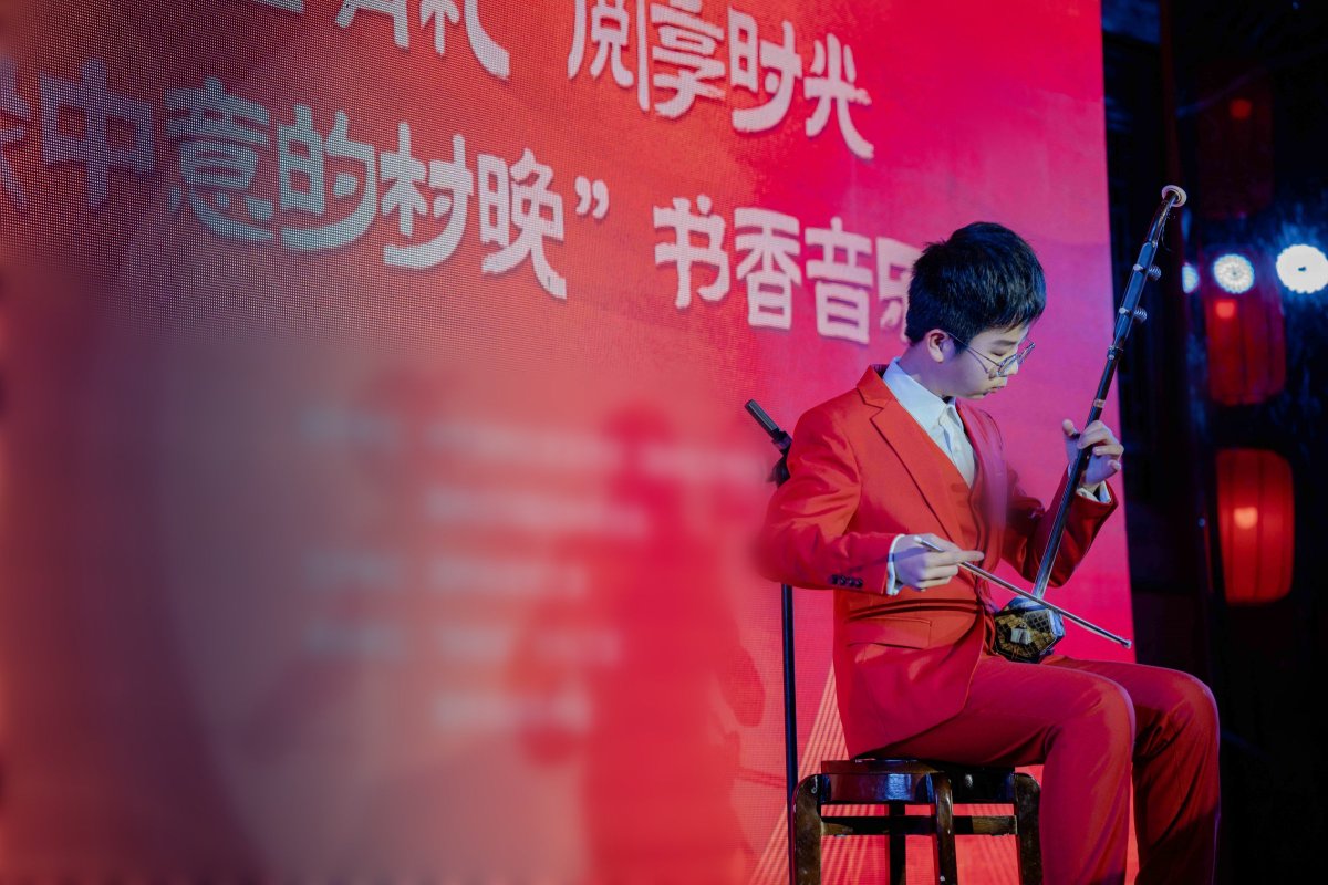 ailuqiao123's tweet image. 🎶 On the stage, a boy passionately plays the erhu, its melody resonating through time, telling a story of millennia. Every vibration of the strings is a tribute to and continuation of traditional culture.  
#TraditionalArts #ErhuMelodies #culture  #MusicLegacy #LuqiaoMoments