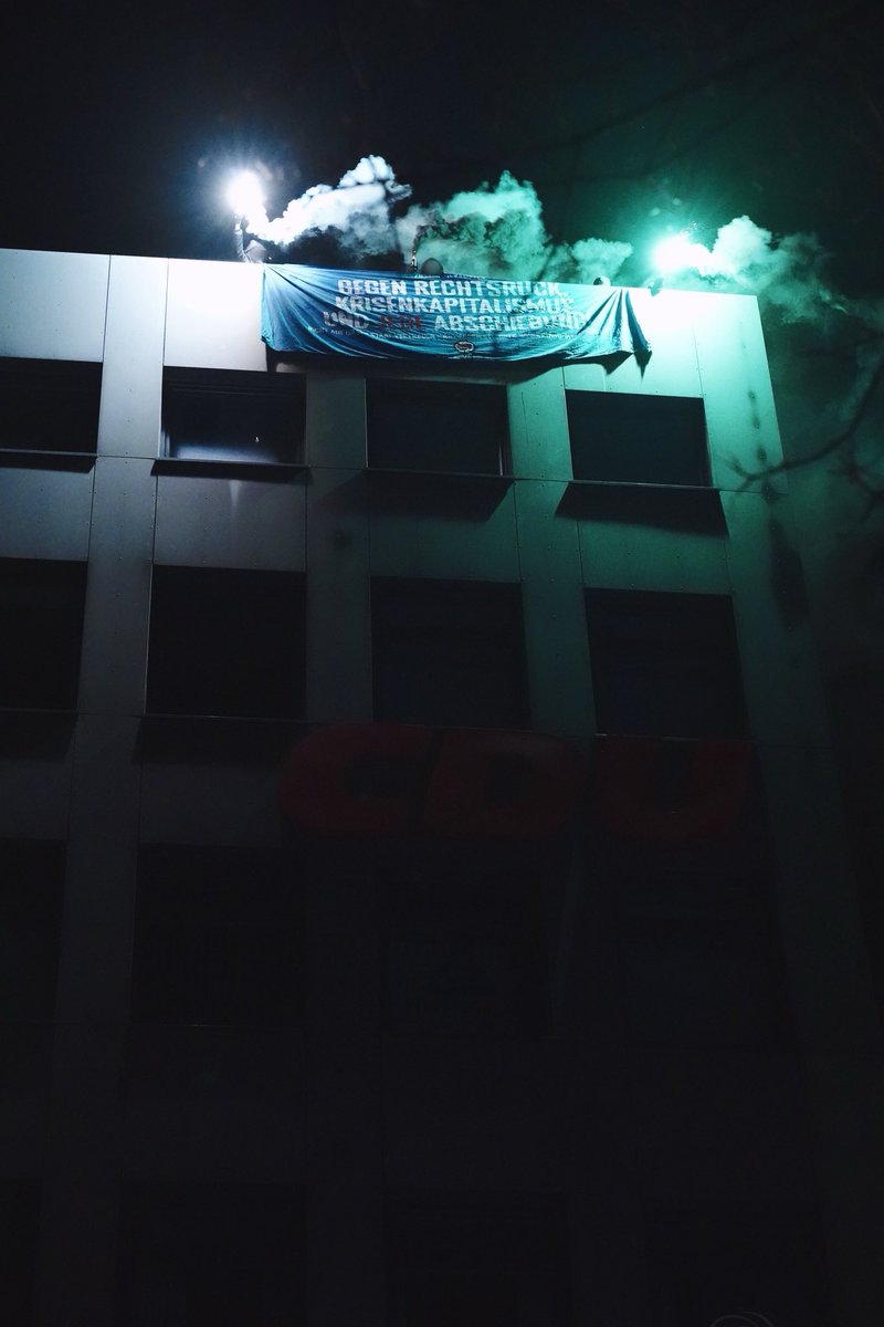 Bis zu 400 #Antifa|schist:innen reagierten am Sonntagabend mit einer lautstarken Demo in der #Kiel|er Innenstadt auf das Wahlergebnis &amp; sagten Merz, AfD &amp; Rechtsruck weiter den Kampf an. In Kiel lag die AfD bei 10,8%, landesweit bei 16,1%, bundesweit bei 20,8%. #noafd #noafdsh