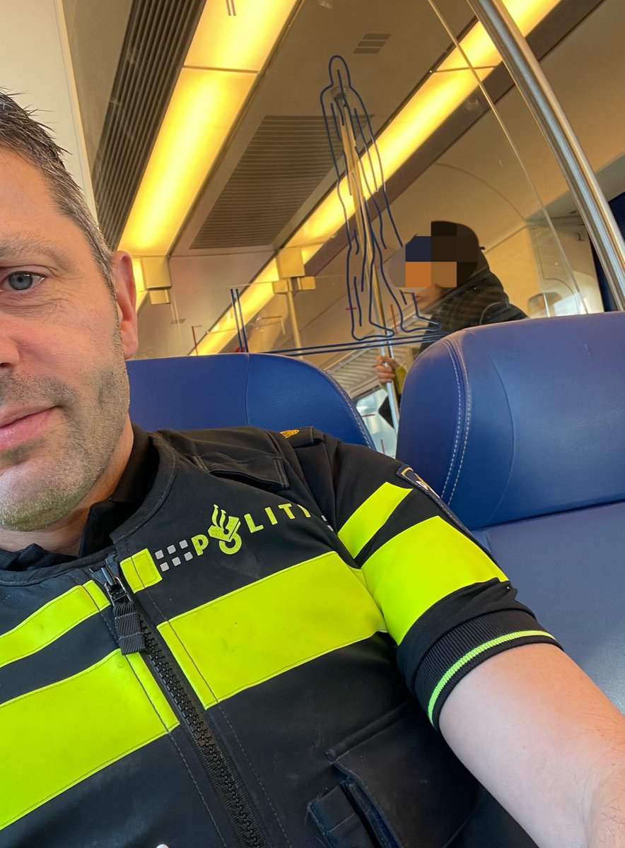 Onderweg naar Utrecht. Ik reis tegenwoordig vaak met de trein. In uniform. Is NL nog niet zo gewend lijkt. Soms wat vreemde blikken maar altijd een vriendelijke knikje van de conducteur. Levert de mooiste gesprekken op met medepassagiers! 😊 #politiedichtbij #treinleven