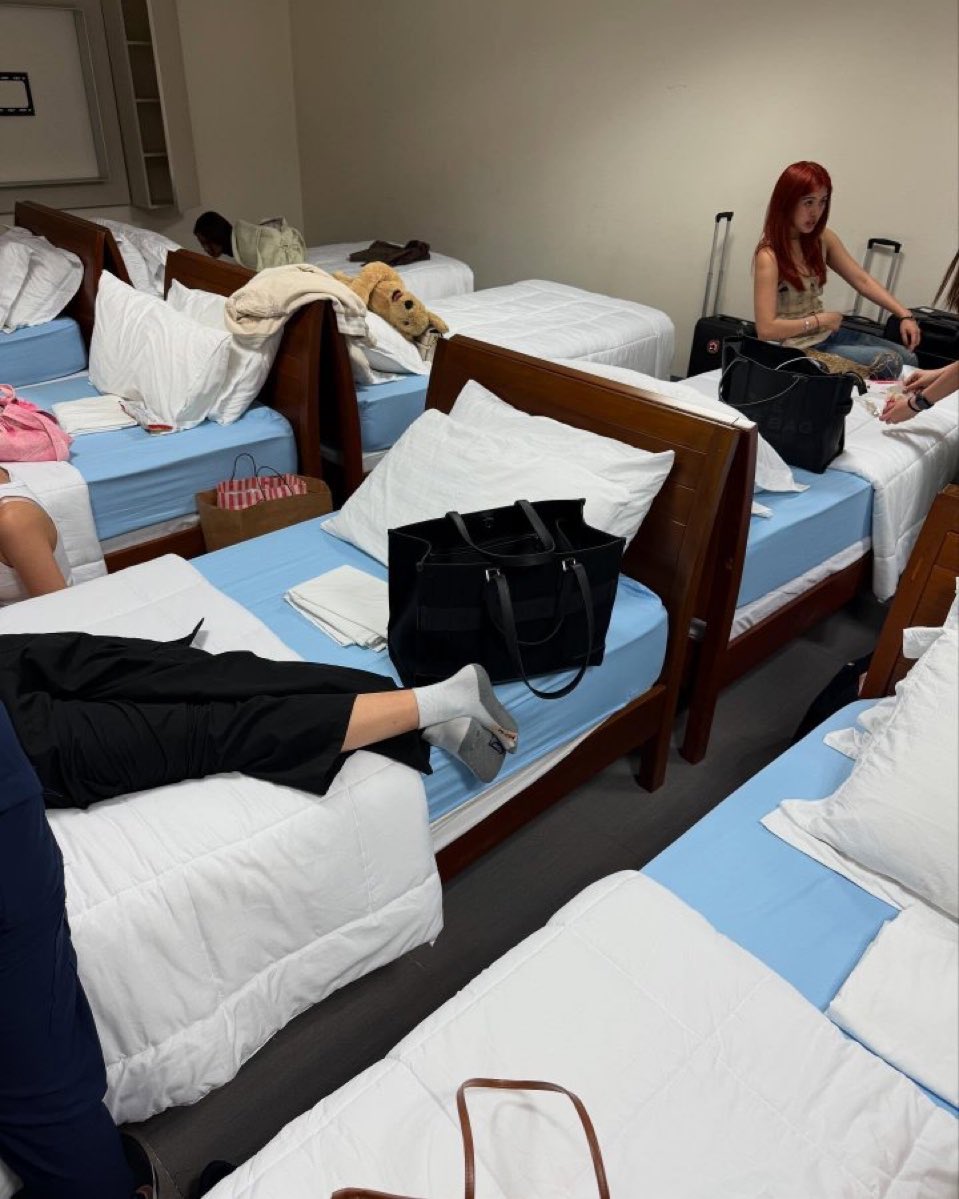 mikhaswife's tweet image. ito ba yung no cellphones allowed, magbabasa ng letter from loved ones, mag-iiyakan sa open forum. catholic school girlies (and guys na rin) can relate.