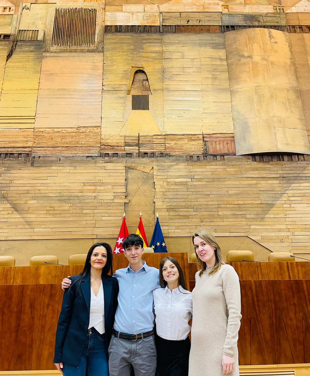 Nuestros alumnos fueron galardonados ayer como una de las 10 mejores delegaciones de esta edición de Global Classrooms, en una convocatoria con récord de participación de IES madrileños. ¡Ahora sí, Nueva York está a un paso! 🗽 ¡Enhorabuena!
