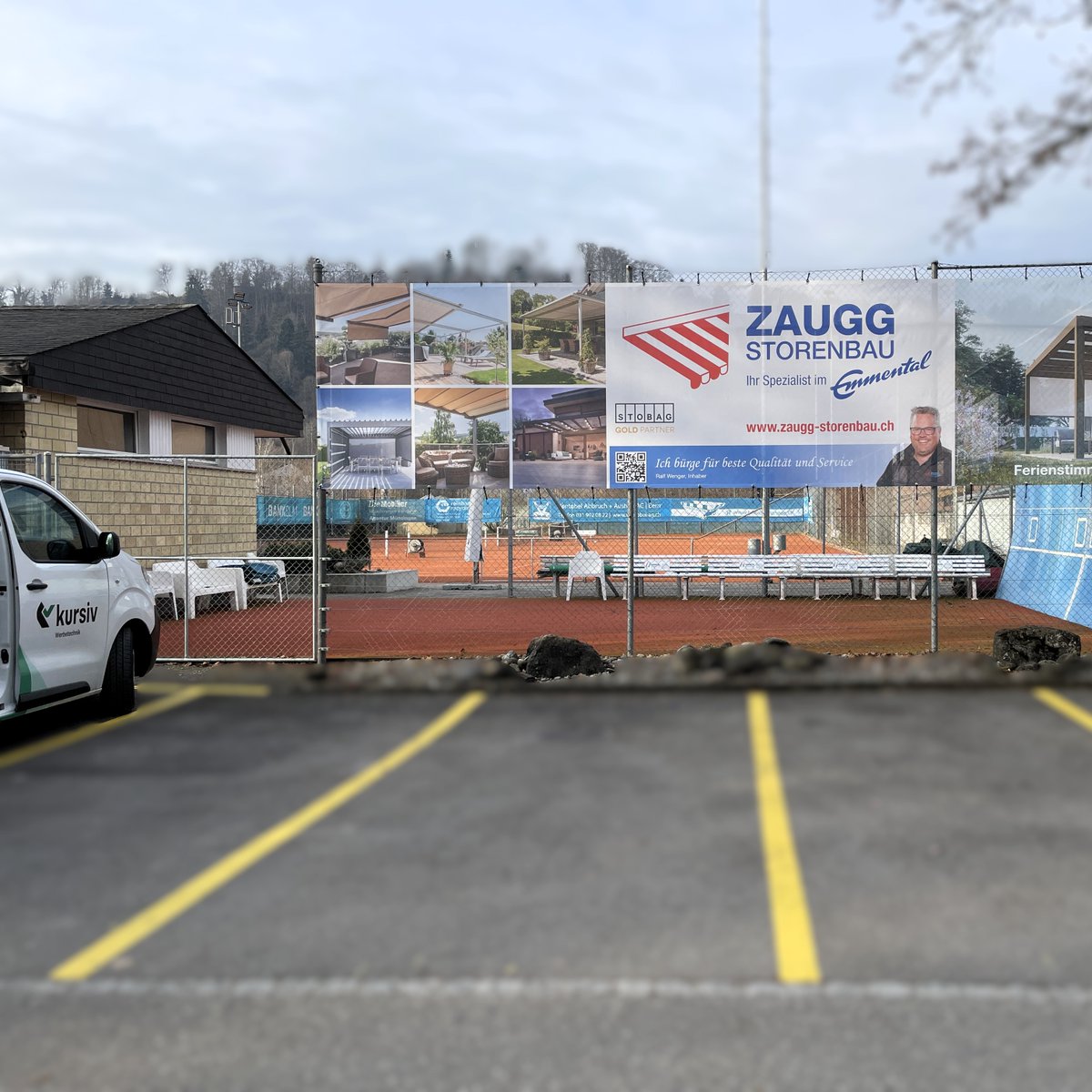 kursivag's tweet image. Werbebanner Zaugg Storenbau AG beim TC Münsingen. Kunde: Zaugg Storenbau AG, Burgdorf &amp;amp; Herbligen

#werbetechnik #meshbanner #digitaldruck #kursivag #zaugg_storenbau
