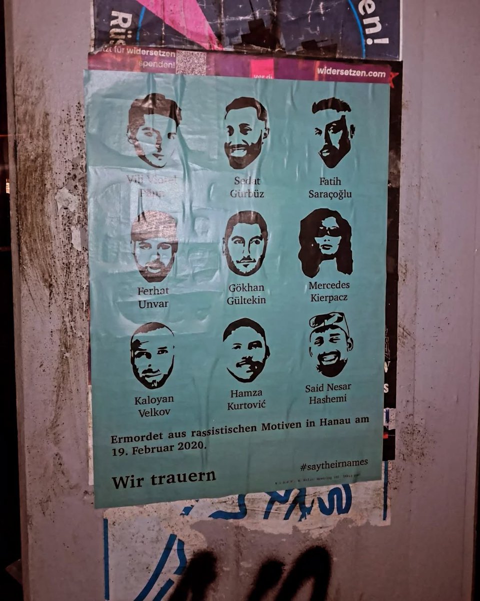 350 Menschen versammelten sich am frühen Abend des 19.2.25 auch in #Kiel zu einer Gedenkaktion am 5. Jahrestag der rassistischen Morde von #Hanau auf dem Asmus-Bremer-Platz. Darüber hinaus wurden die Gesichter der Ermordeten an vielen Orten im Stadtbild plakatiert. #saytheirnames