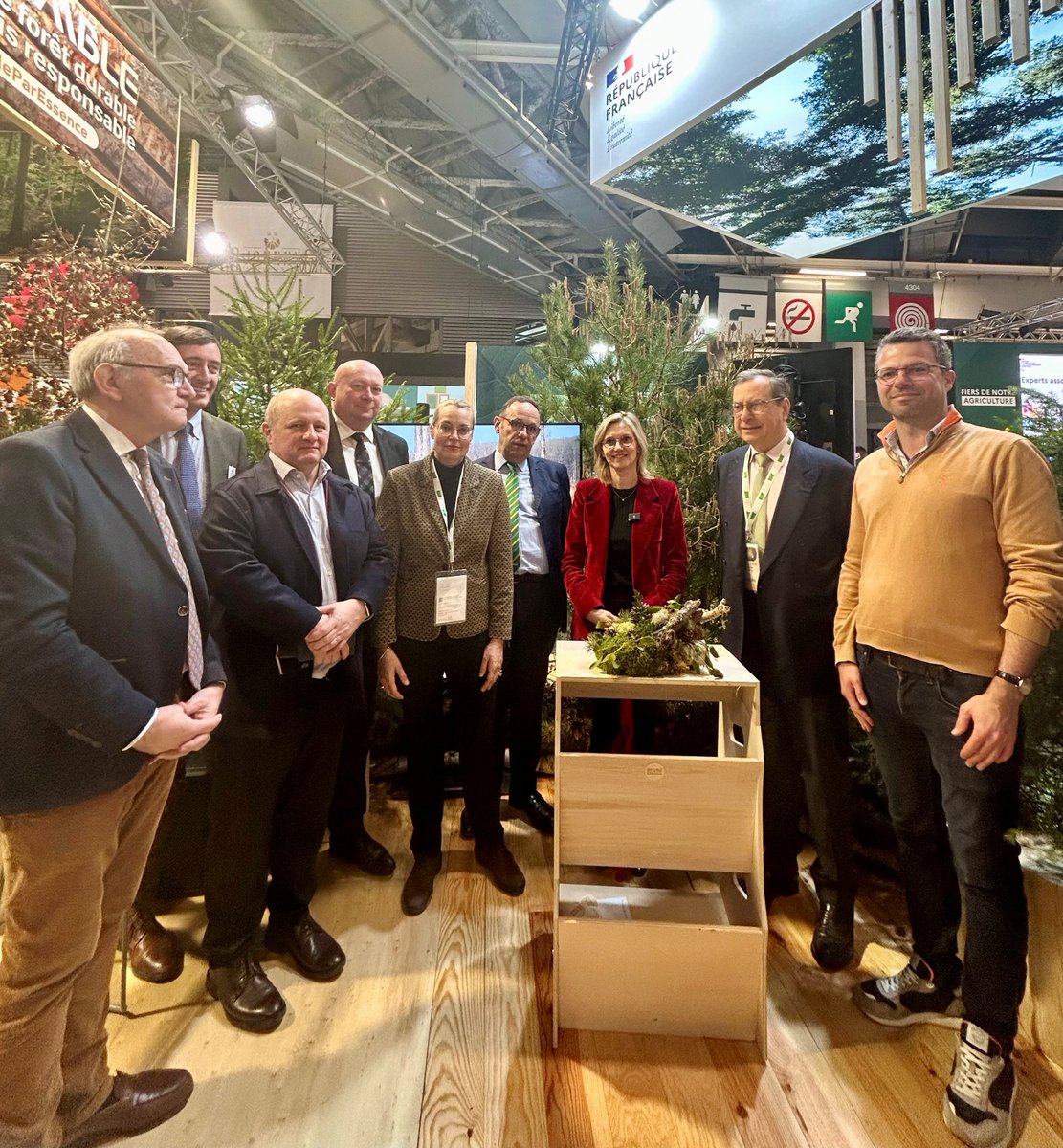 France Bois Forêt (@franceboisforet) on Twitter photo 🌳 🇫🇷 Hier, la filière forêt-bois a reçu <a href="/AgnesRunacher/">Agnès Pannier-Runacher 🇫🇷🇪🇺</a>, ministre de la Transition écologique, de la Biodiversité, de la Forêt, de la Mer et de la Pêche, sur son stand au <a href="/Salondelagri/">Salon International de l'Agriculture</a>. Elle a ainsi eu la primeur de l’annonce des moyens alloués à la filière pour l’année 2025. 🌳 🇫🇷 Hier, la filière forêt-bois a reçu <a href="/AgnesRunacher/">Agnès Pannier-Runacher 🇫🇷🇪🇺</a>, ministre de la Transition écologique, de la Biodiversité, de la Forêt, de la Mer et de la Pêche, sur son stand au <a href="/Salondelagri/">Salon International de l'Agriculture</a>. Elle a ainsi eu la primeur de l’annonce des moyens alloués à la filière pour l’année 2025.