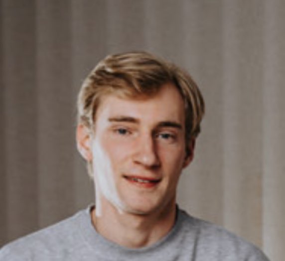 CariCapelliClub's tweet photo. Het doel van een #retorischevraag is niet om informatie te verkrijgen, maar om een bepaalde overtuiging of gedachte te versterken. Wie wil er niet gelukkig zijn? 
Ik wil mijn jongens gelukkig zien. Ik wil hun #oldtimer terug. De beelden van de #diefstal gaan meermaals viraal. 4/4 https://t.co/aOr8gzNdRX