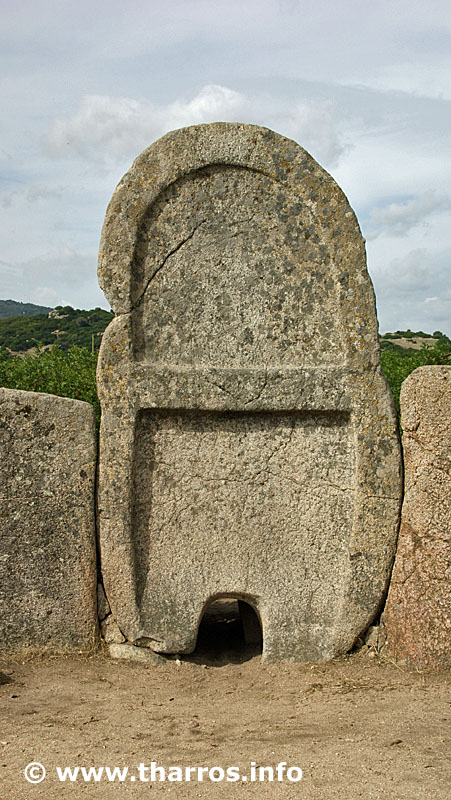 s'Ena de Thomes tharros.info/site/168/en A view of the arched stone and the relief cut out...  #sardinia #sardegna