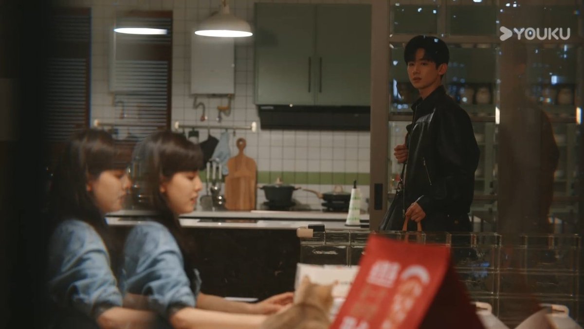 kaeriinmichii's tweet photo. Did you notice? ❄🍃

We're no longer seen the hazy mirror when they are together. I think, the hazy mirror represent their hesitation. It create a sense of distortion. But, since Yifan made up her intention towards Sang Yan, now all the hesitation is gone. 

#TheFirstFrost #难哄 https://t.co/tL20jKYUVK