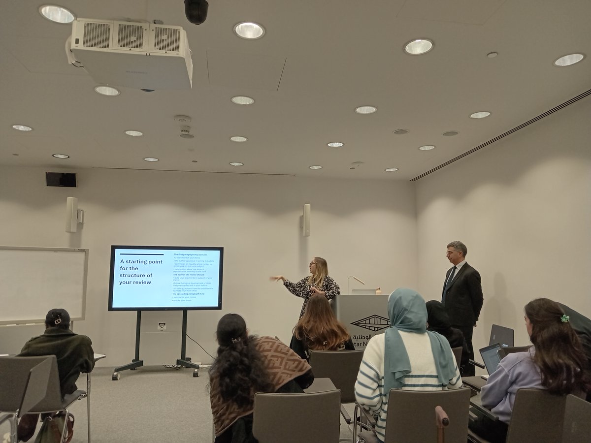 التعلم التجريبي في أبهى صورة!
شارك طلبة برنامج التميز الأكاديمي بالشراكة مع مكتبة قطر الوطنية بورشة حول حل المشكلات والكتابة الأكاديمية وتطبيقات الذكاء الاصطناعي ضمن الوحدة الدراسية HONS 203 من خلال تجربة عملية تتجاوز حدود الفصول الدراسية.  #التعلم_التجريبي #التميز #جامعة_قطر