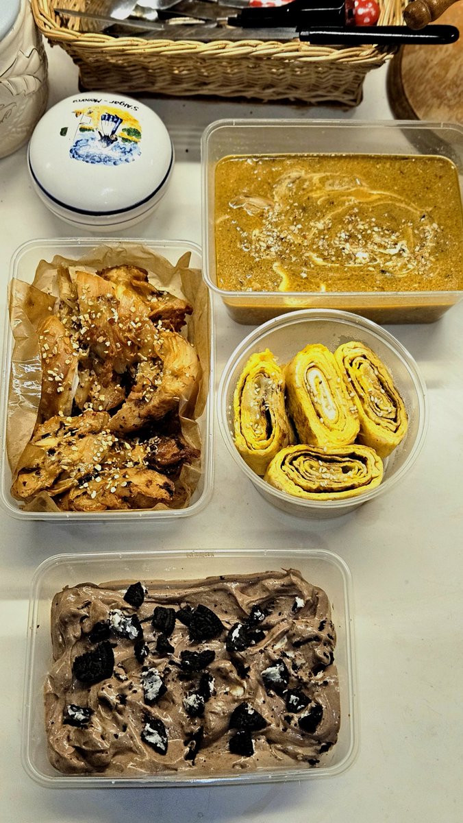 Meal prepping for 2 when the other person isn't keto has been an interesting experience.
It wasn't particularly hard since I just set aside the protein for myself. The simplicity of my meals disprove the claim that keto is too much hassle. It's the "balanced" meals that are fussy
