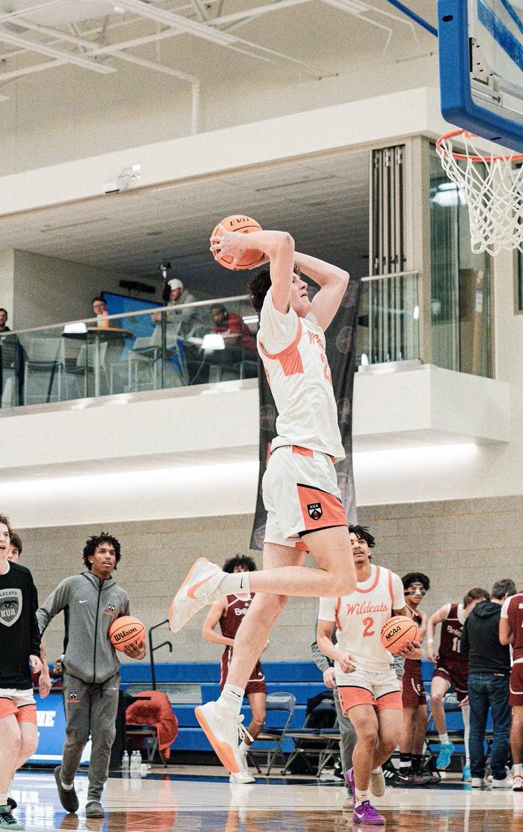 Kimball Union's 6'11 Merrick Smith has some impressive upside.

The junior big man has a solid post skill-set with touch in the paint, and a vision to find open shooters or cutters to the basket.

Keep an eye on his continued growth. 

newenglandrecruitingreport.com/in-the-news/20…

<a href="/CoachMac9450/">Cory McClure</a>