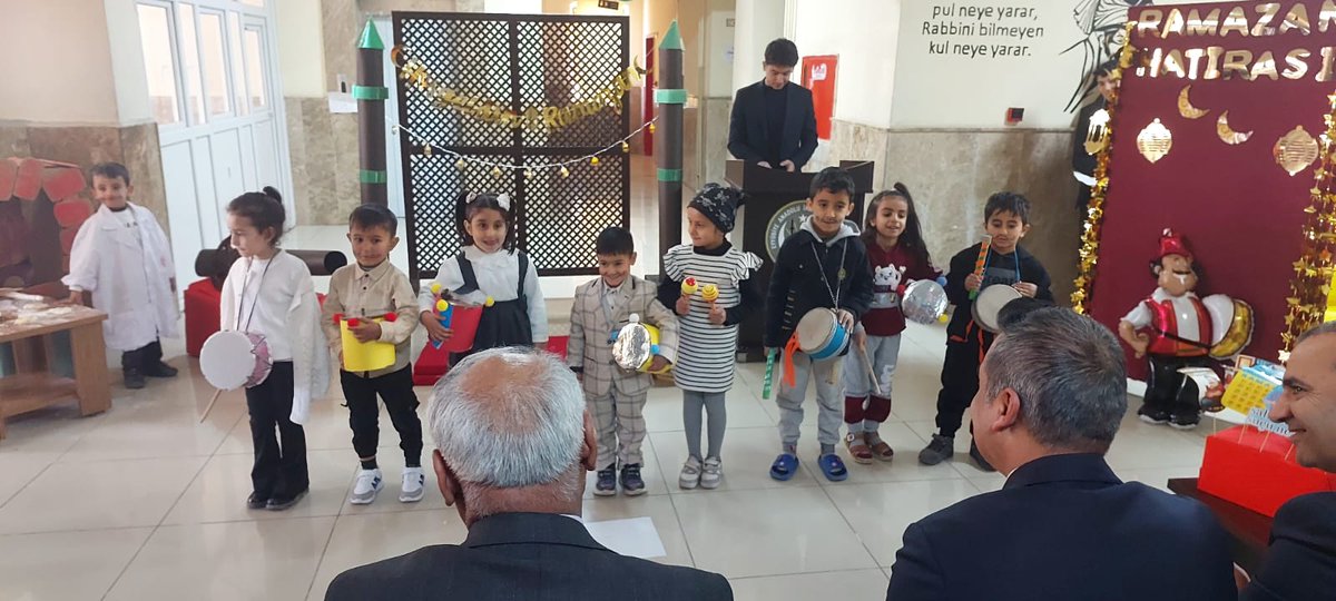 Eyyübiye Anadolu İmam Hatip Lisesi’nin “Ramazan Sokağı” programı, Kur’an tilaveti, ilahi korosu ve Hacivat-Karagöz gösterisiyle Ramazan coşkusunu yaşattı. Programa İl Milli Eğitim Müdür Yardımcılarımız katıldı.