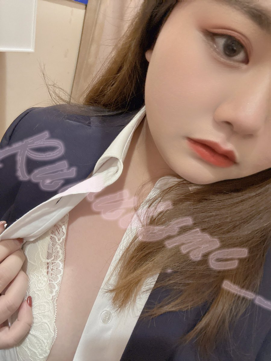 為了拍證件照穿正裝
太久沒解扣子手都打結了
有人要給我練習嗎