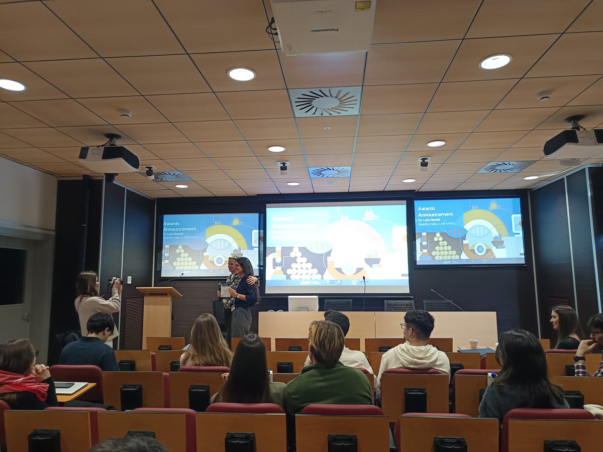 👨🏻‍💻Big week for the #Radiomics PhD students
On Monday, Thanos presented the best seminar VHIO has seen on non-invasive cell morphology profiling with MRI
Today, <a href="/mariabalaguerm/">Maria Balaguer Montero</a> won the <a href="/VHIO/">Vall d’Hebron Institute of Oncology (VHIO)</a> 2nd Comp-Onco Master Thesis Award for her work on automatic liver tumor segmentation in CT