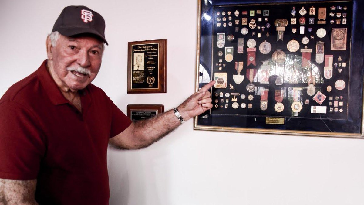 Nuestro deporte está de luto. Ha partido Edgardo Schemel, una verdadera gloria del sóftbol. Miembro del Salón de la Fama y homenajeado en vida con su nombre en el estadio de sóftbol de Barranquilla. Su legado perdurará. Paz en su tumba y fortaleza para su familia.