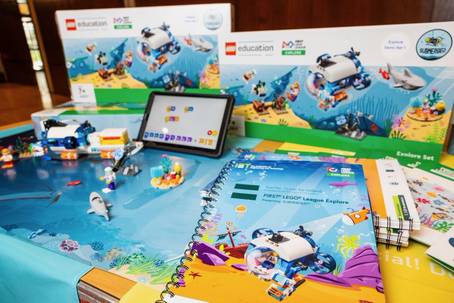 This connects with the work I did with <a href="/DCU_IoE/">DCU Institute of Education</a> <a href="/DCU_SEIGS/">DCU_SEIGS</a> colleagues <a href="/moyno_d/">Denis Moynihan</a> <a href="/ButlerDee/">Deirdre Butler</a> <a href="/annemmcm/">Dr Anne McMorrough</a> &amp; Dr Nicola Broderick on the LEGO Teacher Guide for SUBMERGED theme of #OceanLiteracy earlier this year -all lessons and resources available here FREE: fll.ie/pages/explore-…