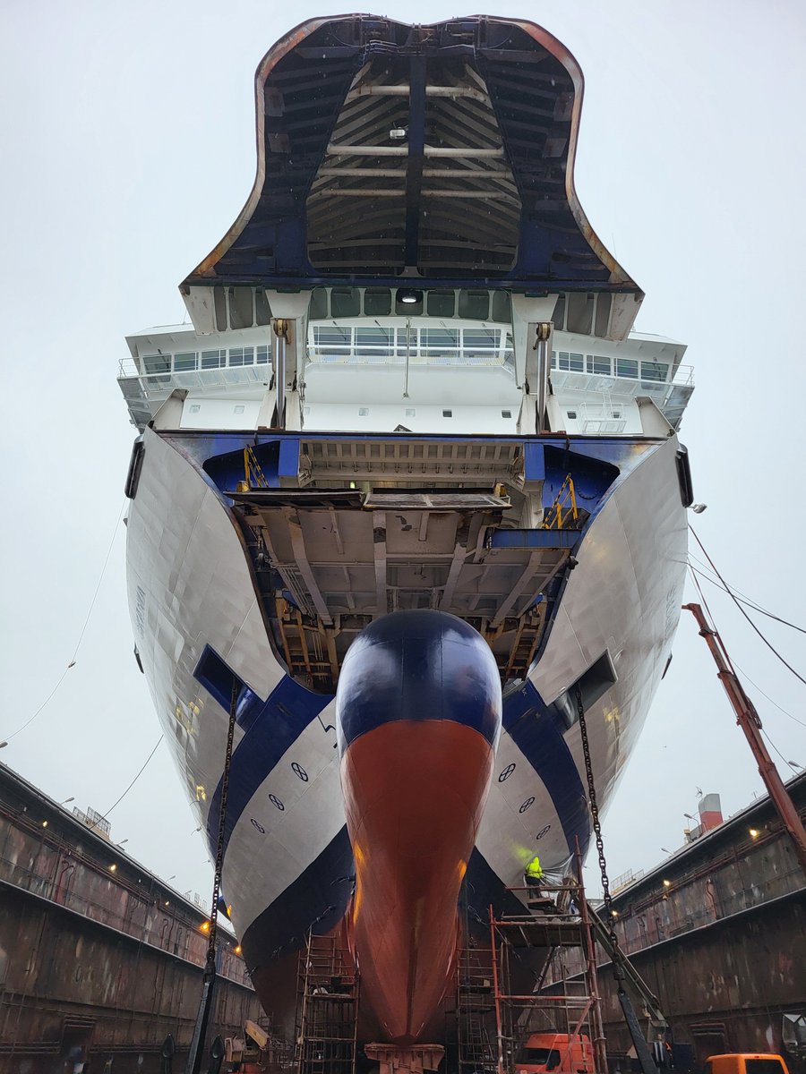 UnityLine's tweet image. 🚢 Skania na suchym doku! Zajrzyjcie za kulisy prac w stoczni Gryfia w Szczecinie, gdzie nasz prom przechodzi serwis. 🛠️
Skania in dry dock! Take a look at the Gryfia Shipyard in Szczecin, where our ferry is undergoing thorough servicing.🌊
#Skania #UnityLine #Stocznia #Shipyard