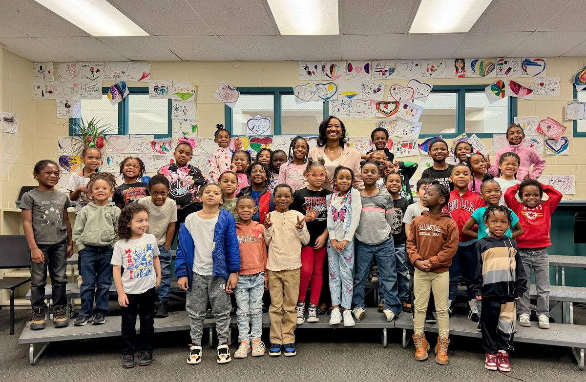Ryana4KC's tweet photo. This is what I love about this job!  Had a great time with the kids at Benjamin Banneker Elementary for the RISE program—Reading Inspirational Stories to Empower. Big thanks to @FPAKansasCity for making this happen! #KCMO https://t.co/Jw7mOVxFVk
