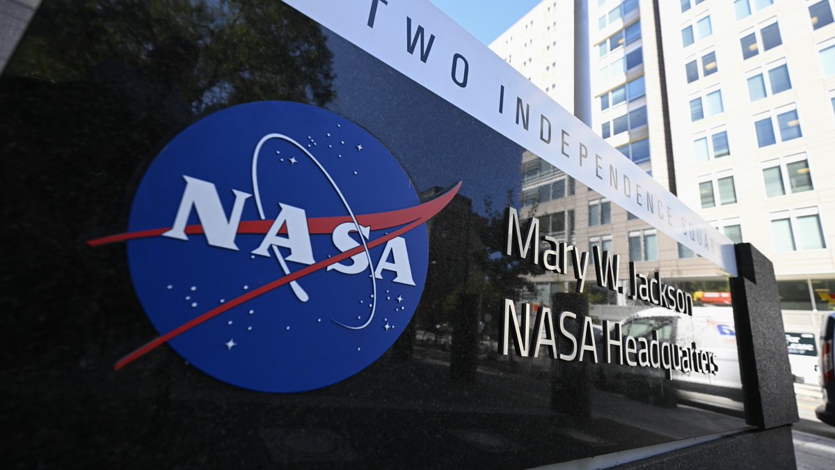 GravityNotFound's tweet photo. NASA employees are facing pressure from the Trump admin to list their achievements, with threats of termination for non-compliance. This raises questions about workplace autonomy and the impact of political influence in scientific agencies. 🤔🌌 #NASA #ScienceInPolitics https://t.co/IkmAYJBvd1
