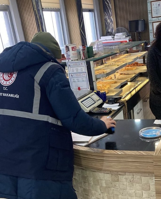 🌙Ramazan Öncesi Denetimlerimiz Aralıksız Devam Ediyor!

📌Yaklaşan Ramazan ayı öncesinde, Ticaret İl Müdürlüğümüz denetim ekipleri, temel gıda ve ihtiyaç maddelerinde yaşanabilecek fırsatçılığa karşı yerel ve ulusal marketler, kafe, lokanta ve unlu mamul satışı yapılan