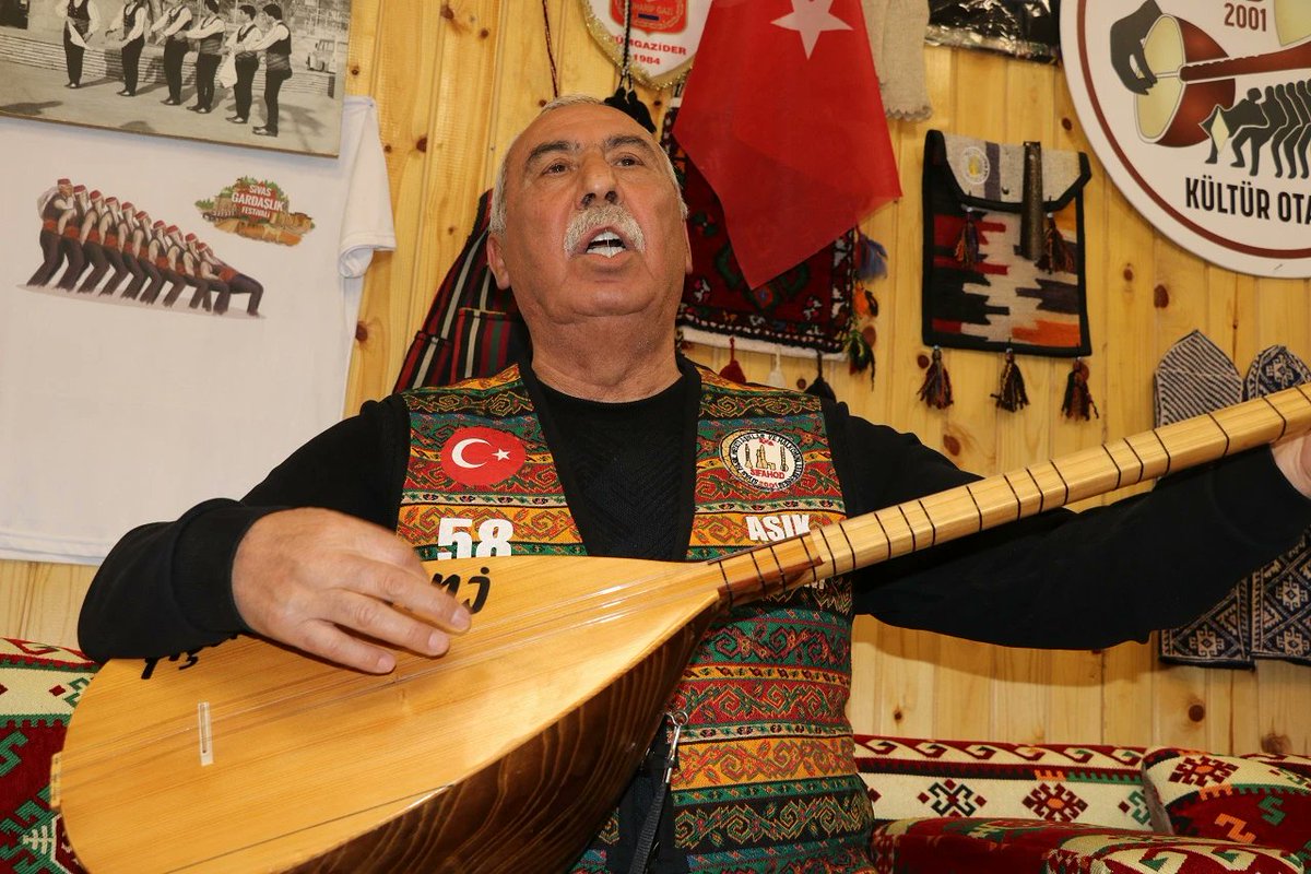 Sivasekspres's tweet image. Sivas'ta Aşıklar Dudakların Arasına İğne Koyarak Atışıyorlar sivasekspres.com/haber/sivas-ta… 
#güncelhaber #gazeteci #gazetecilik #sport #Sivas #sivaslı #haberler #sondakika #güncel #gündem #sondakikahaberler #aşıklar #lebdeğmez #iğne #atışma