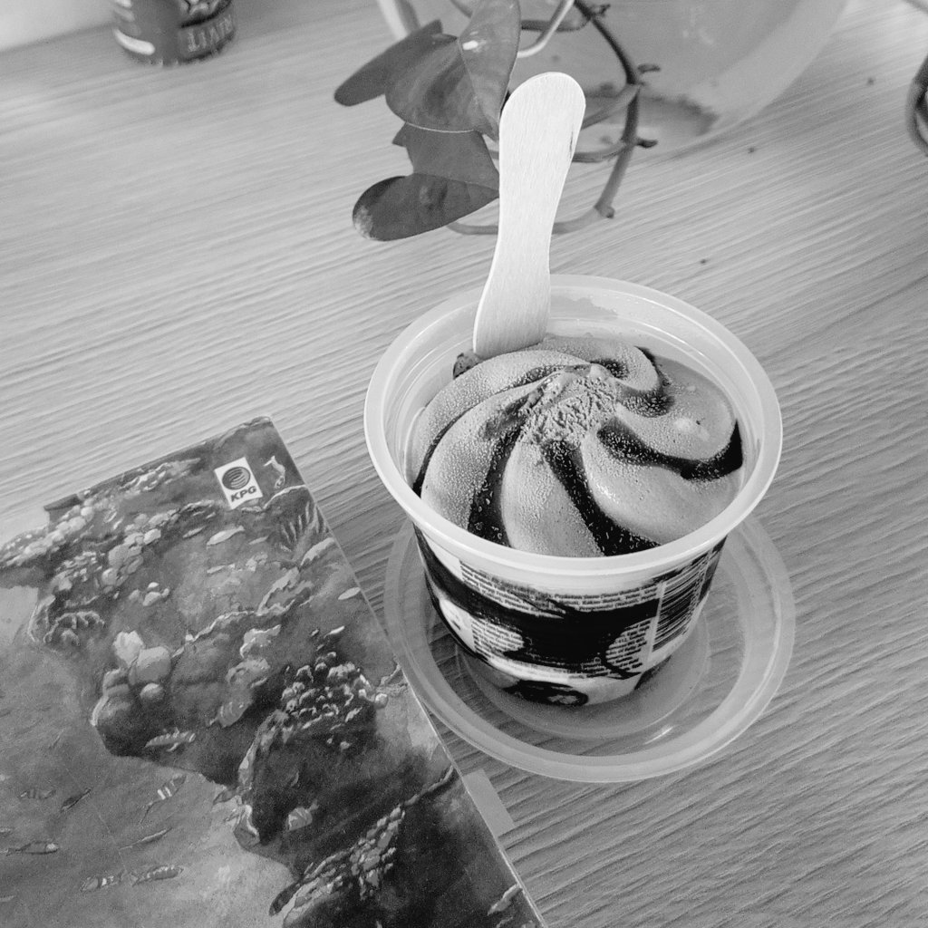 Hari ini dibeliin es krim sama senior. Terima kasih, Pak, sehat selalu.