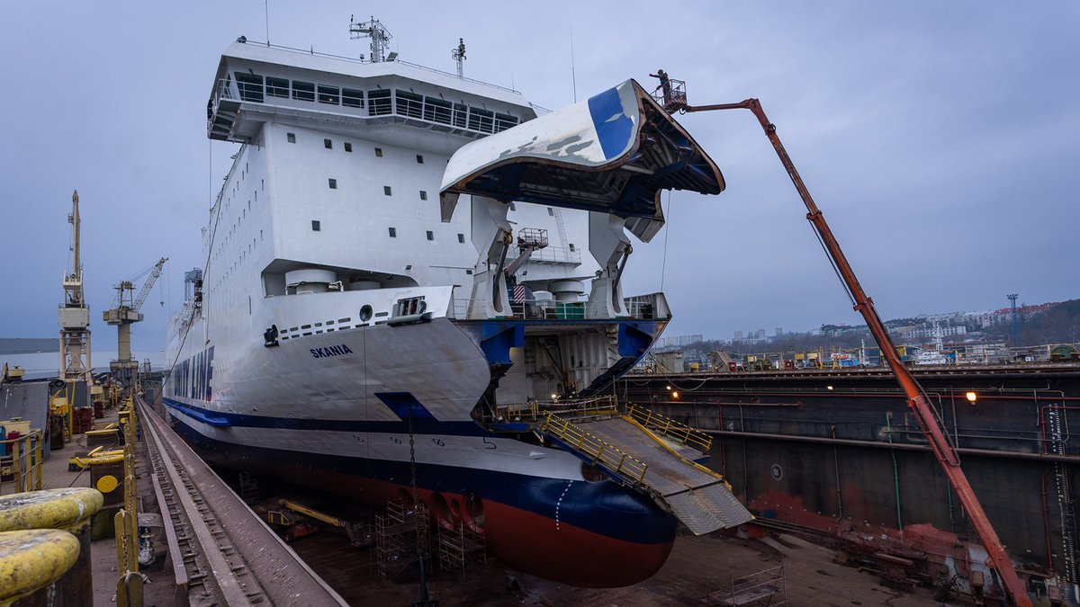UnityLine's tweet image. 🛠️ Skania w Stoczni Gryfia. Oto jak wygląda praca nad tym morskim gigantem! 🚢
🌊 Skania at Gryfia Shipyard. Here's a look at the work being done on this maritime giant! 🛠️
#Skania #UnityLine #ShipyardLife #MaritimeMaintenance #SafetyFirst