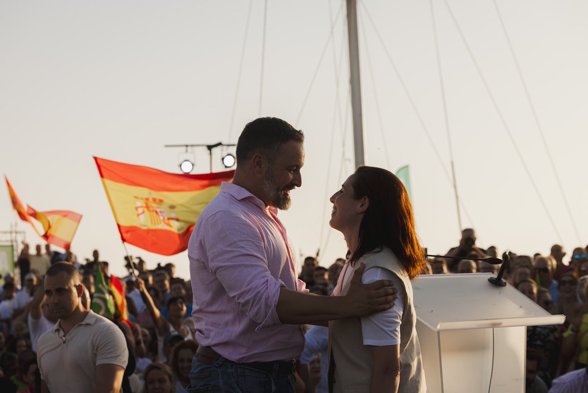 MeerRocio's tweet photo. Santiago es la última oportunidad que le queda a España. No caben ni medias tintas ni rabietas cuando está todo en juego.

Y Santiago no acepta chantajes. Ni con pistolas ni con micrófono a sueldo. Lo ha demostrado de sobra.

Contigo hasta acabar la misión 🔥 https://t.co/Pk6sMEi9OW