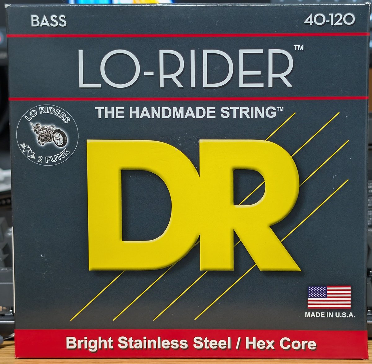 TRBX605RSK's tweet photo. 本番に向けて音合わせが活発になるので弦交換🤘今回はLo-Riderの40-120にしてみた。いつもはDRのコーティング弦で、ステンレス弦初めてだけど音バッキバキだわ🤤
DR全般だけどチューニング精度高くて良き。
#ベーシスト
#ベース
#DR
#LoRider https://t.co/PfCYhOybPR