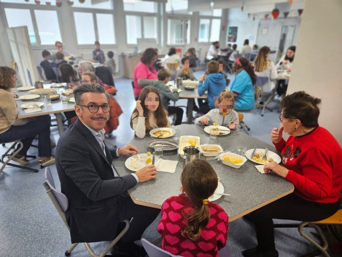 RonanLoas's tweet photo. Un superbe moment de partage intergénérationnel ce mercredi ! 💛 Seniors et enfants ont échangé autour d’un excellent repas préparé par Ti Lipous. Merci aux agents et animateurs pour cette belle rencontre ! 🍽️✨ #LienIntergénérationnel #Partage #ALSH https://t.co/3dR0CZjFaF