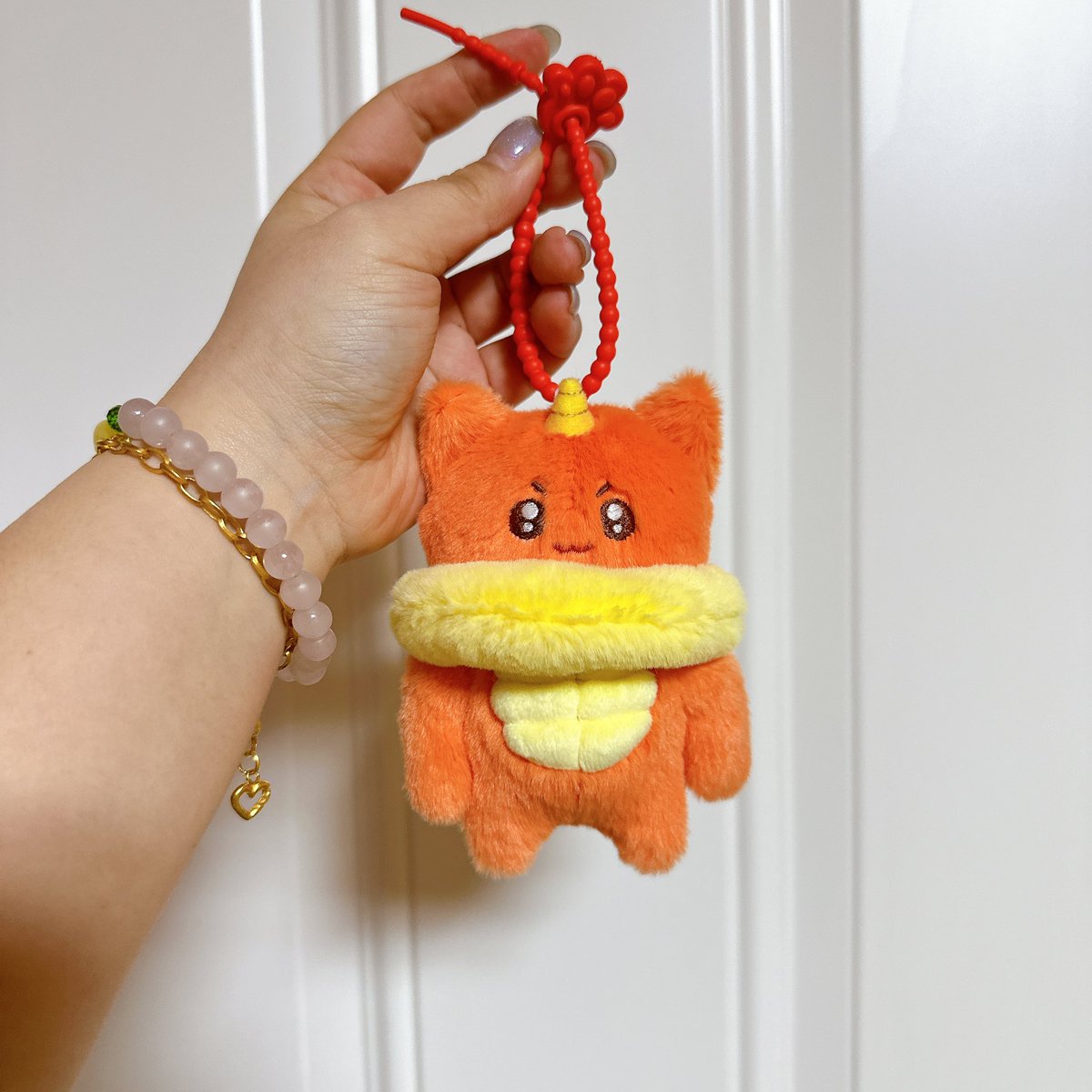 #끄뉵피쮸
포장에 같이 들어있는 실리콘타이는 와이어링을 빼고 살살 집어넣으면 들어갑니다!
취향에 따라 사용해주세요~!
와이어링만 하려다,, 발바닥모양이 너무 귀여워서 같이 넣어드렸어요👀❤