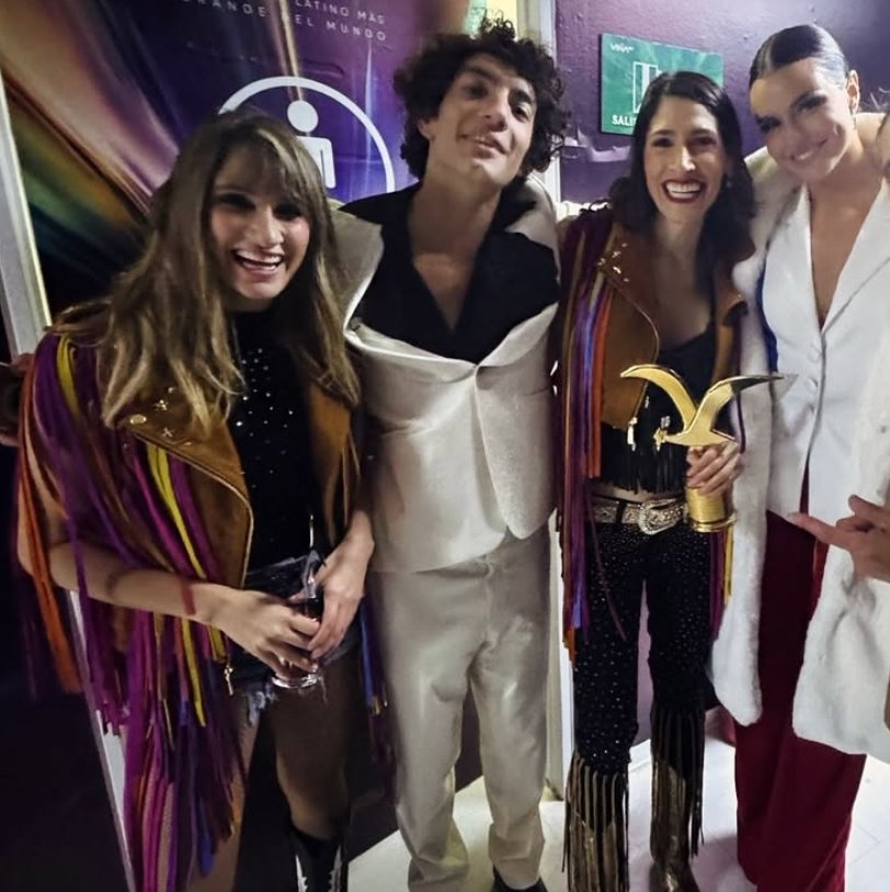 HaAsh, Emilia Dides y Jorge López en una misma foto, no pido más 🙌🏽❤️

<a href="/haashoficial/">Ha*Ash</a> #Viña2025