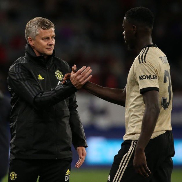 Soru: "Ole Gunnar Solskjaer ve Jose Mourinho'nun antrenörlük tarzları nasıl farklıydı?"

Axel Tuanzebe: "Mourinho'nun çok daha müdahaleci olduğunu söyleyebilirim. Antrenmanları kendisi yönetir, görevleri dağıtır ama sahada hep işin içinde olur ve birebir antrenörlük yapar.

Ole