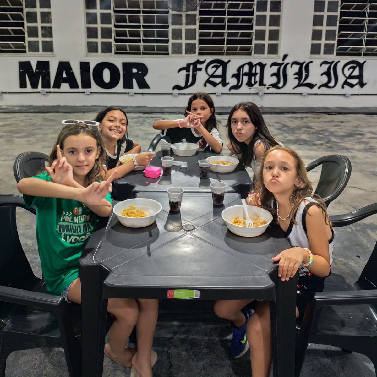 Reunião da FJV kids hahaha

A base da Família Feminina vem forte!