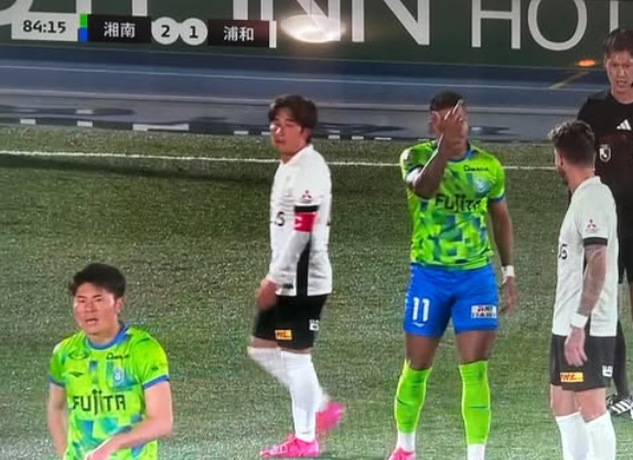 Jリーグでは中指立てるのはOKなんですか？？