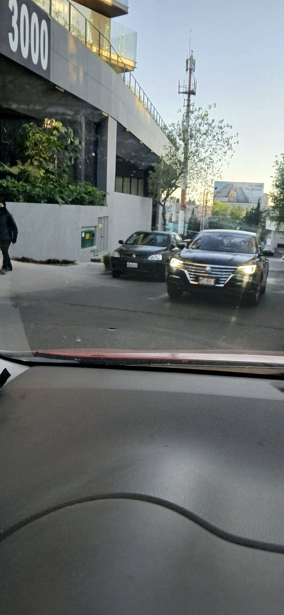 dan_estesia's tweet photo. @HuixquiGob Siempre estacionan vehículos sobre av. Tecamachalco en ambos lados y entorpecen la circulacion, ese auto negro lleva ahí desde las 7 y no parece que se vaya a mover. Podrían hacer que se mueva? El tráfico se va a hacer horrible! Gracias. https://t.co/wwR61BHn0g