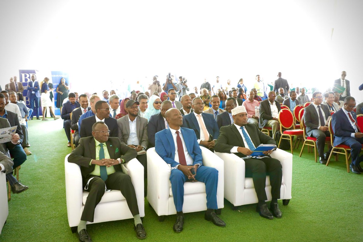 MoPIED_Somalia's tweet photo. 1/4 Minister of Planning, Investment &amp; Economic Development, H.E. Mohamud A. Sheikh Farah (@HonBeenebeene ) &amp; Cabinet Secretary for Investment, Trade &amp; Industry of Kenya, Hon. Lee Kinyanjui  (@GovLeeKinyanjui) officially kicked off the Kenya-Somalia Trade Week in @bbsmallnairobi https://t.co/R4PFJ3UViO
