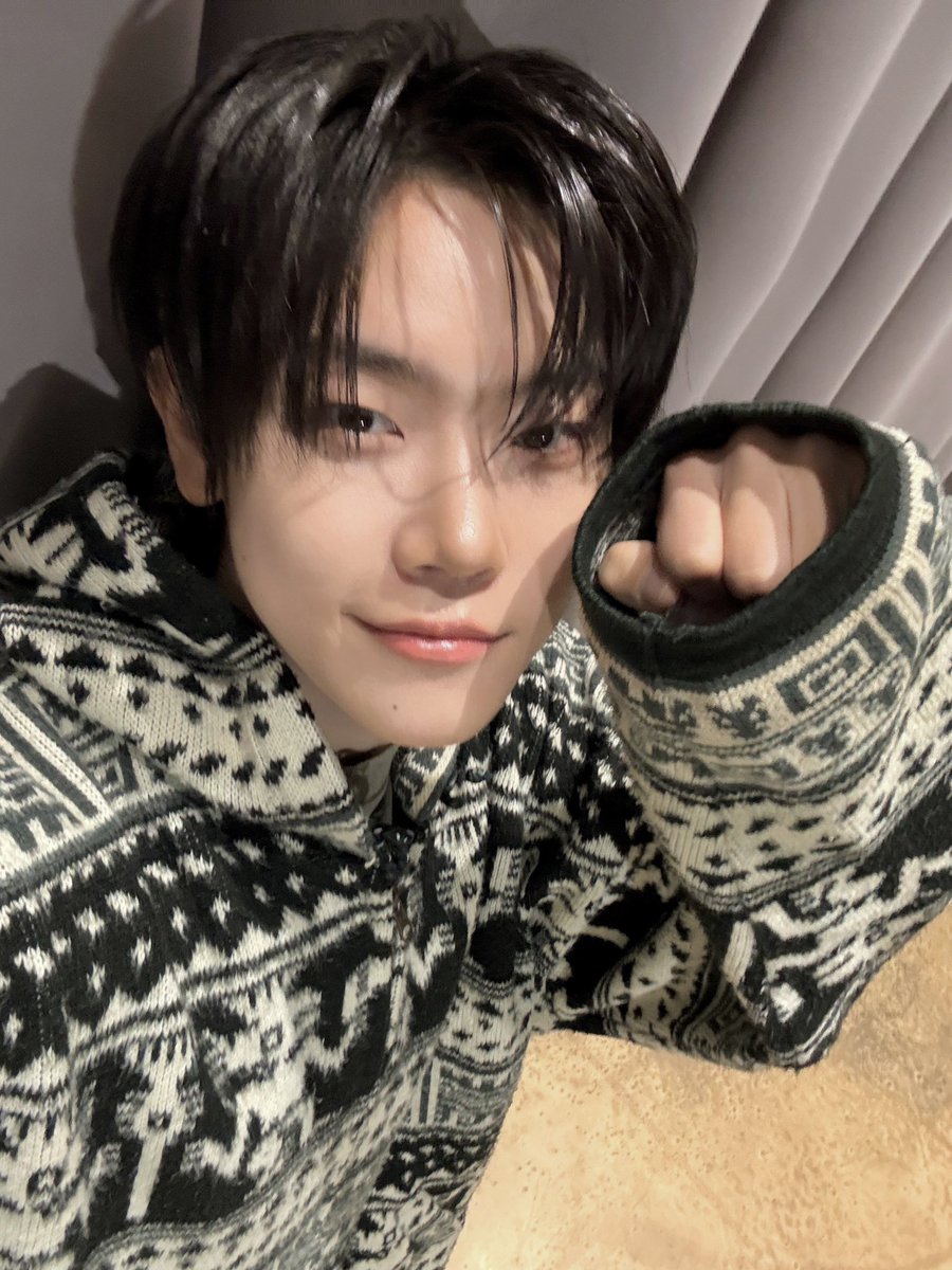 CYE_MEMBERS7's tweet photo. 🧡🖤

#장여준 #JANGYEOJUN
#CLOSEYOUREYES #클로즈유어아이즈
#클유아 #CYE https://t.co/iBJ3lghHjY