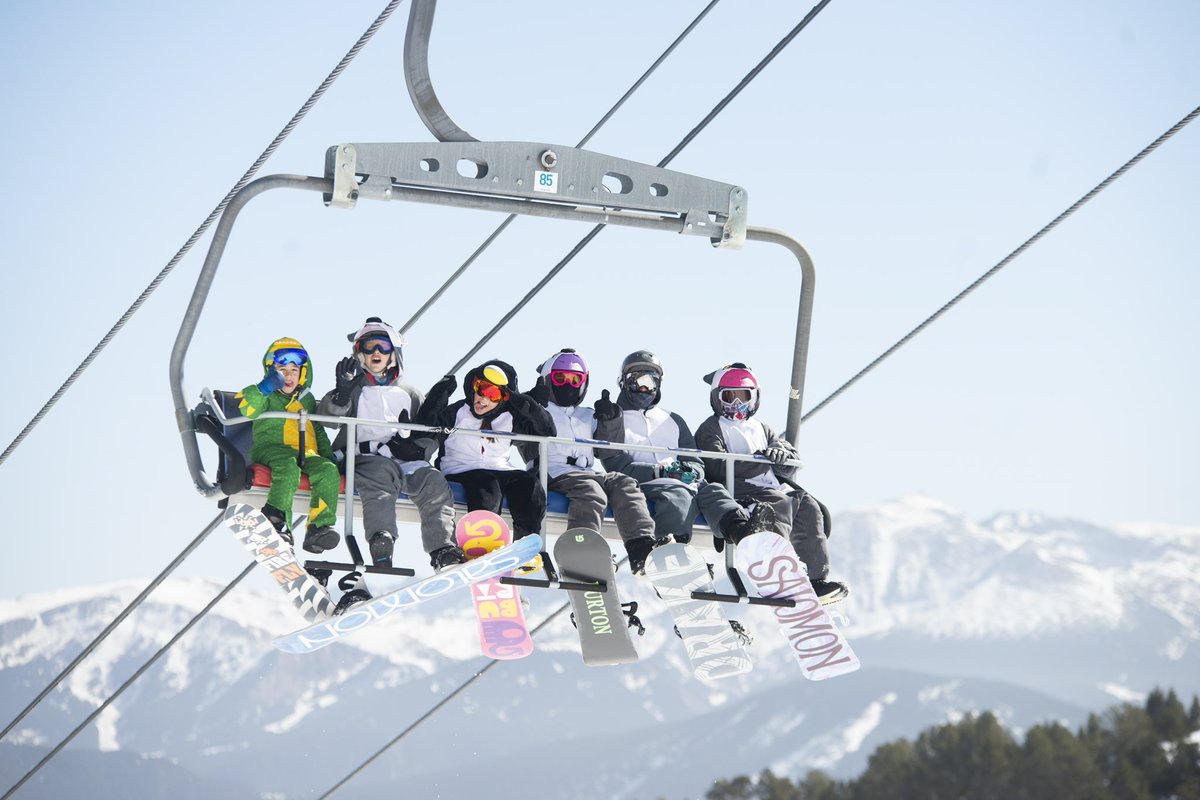 Carnaval a Grandvalira! Més de 190 km de pistes, animació a peu de remuntadors i après-ski de primer nivell. Viu la màgia de la neu amb música, disfresses i bon ambient! 

Llegeix la notícia completa 👉 grandvalira.com/ca/estacio/not…

#Grandvalira #Carnaval2025