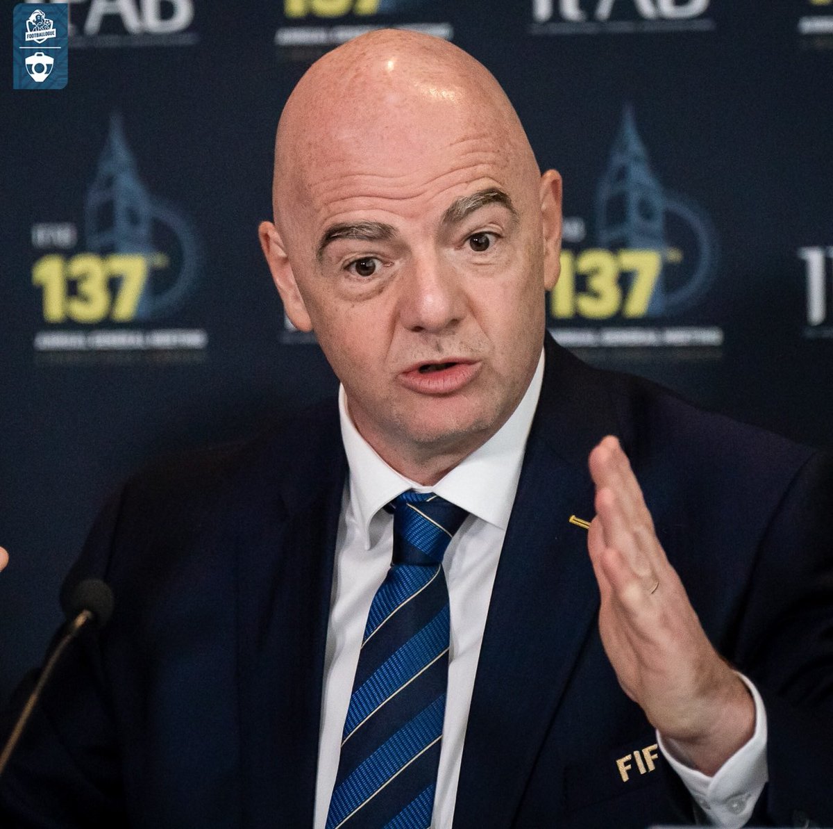 🚨 Plusieurs règles du football pourraient changer dès le mois de juillet 2025 👇

▫️ 𝐋𝐨𝐢 𝐖𝐞𝐧𝐠𝐞𝐫 : un joueur ne serait sifflé hors-jeu que si la totalité de son corps se trouve derrière le dernier défenseur.

▫️ 𝐋𝐚 𝐜𝐨𝐦𝐦𝐮𝐧𝐢𝐜𝐚𝐭𝐢𝐨𝐧 𝐝𝐞𝐬 𝐚𝐫𝐛𝐢𝐭𝐫𝐞𝐬 :