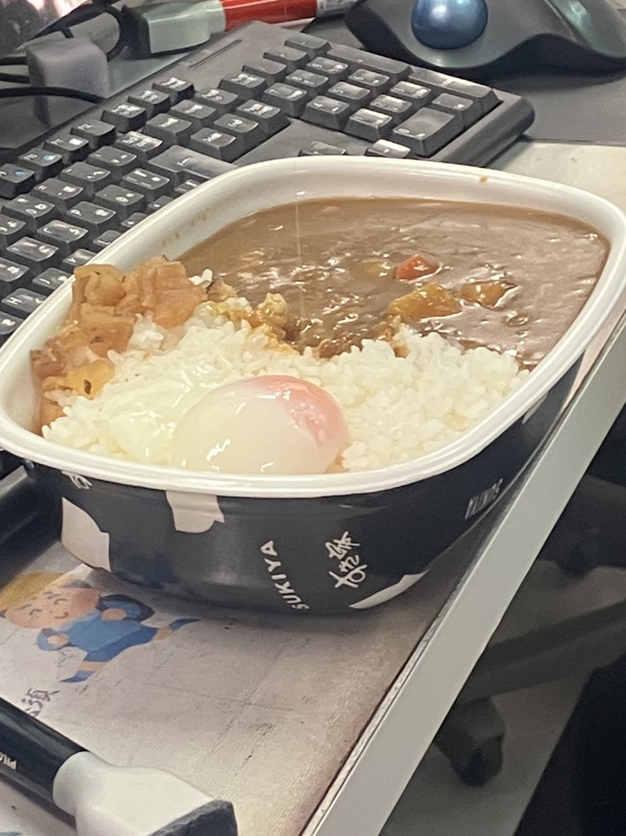 今日は朝から隣のデブがメガ盛りカレー食べてました。