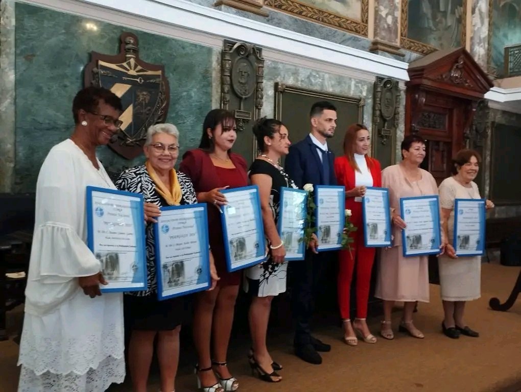 elsa_ena's tweet photo. Desde #GuineaEcuatorial felicitamos a los docentes galardonados con el Premio Nacional de Pedagogía. Ustedes prestigian a la #EducaciónCubana @CubaMined @MallulyDiaz @CuGEcuatorial @BrigadaEducGE @EdMartDiaz @naimatrujillob https://t.co/uoymVqxS13