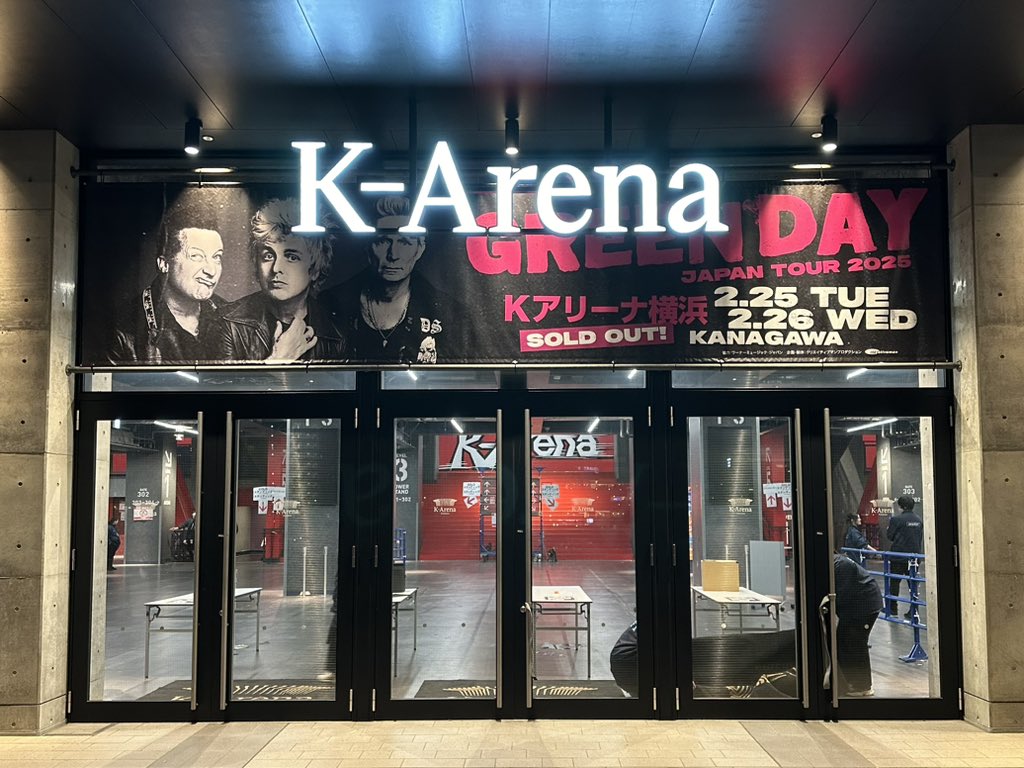 YudaiRocks's tweet photo. コロナで中止になった5年前のBroken dreamsが遂に叶う時。スタンド最前席から広大なアリーナの中央で演奏するビリー•ジョーを眺めればここが世界の中心だと思わずにはいられなかった。長く音楽好きでいるけど、初めて生のBasket CaseやAmerican Idiotを聴けた喜びがある！

#GreenDay #JAPANTOUR2025 https://t.co/E1az83KHBz